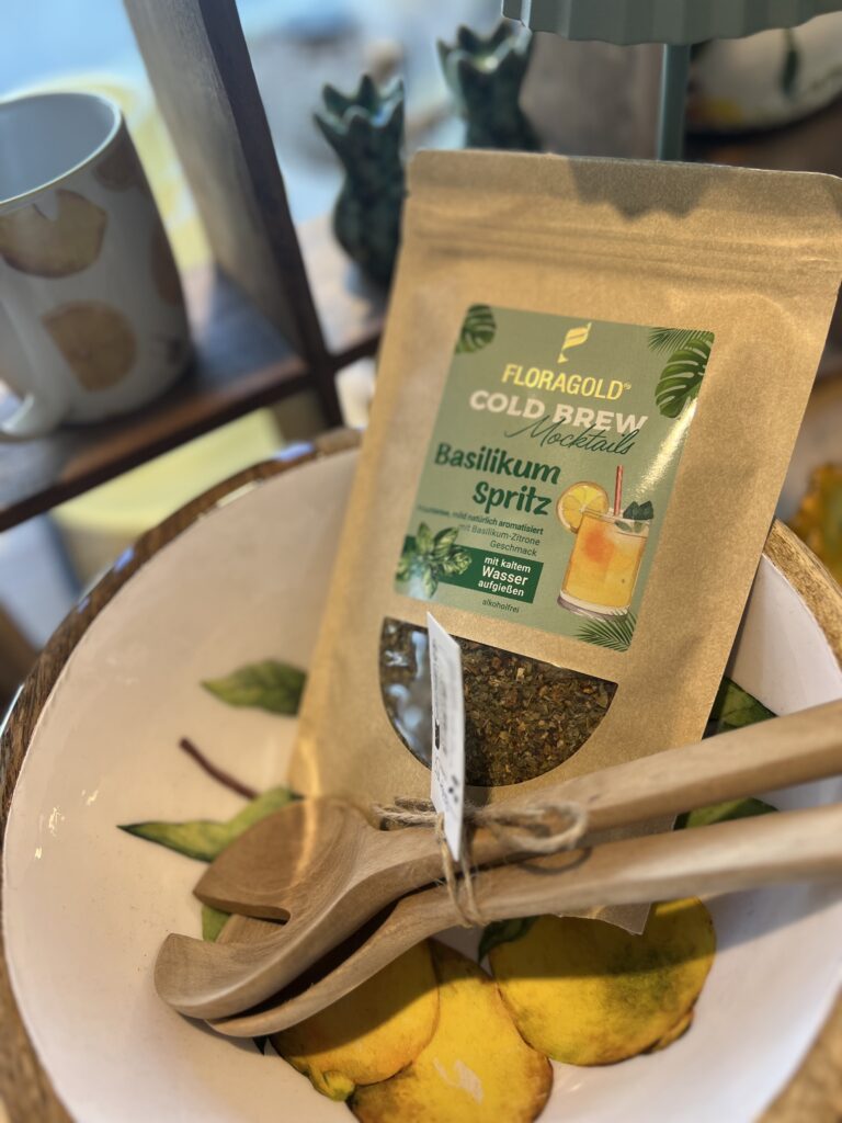 Cold Brew Tee Basilikum Spritz mit Zitrone als erfrischendes Sommergetränk